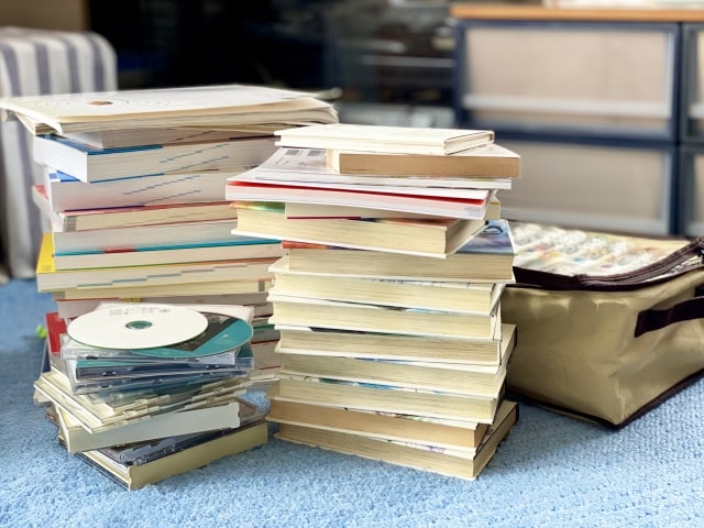 山積みにされた本やCD