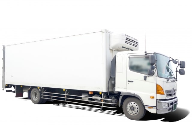 白い大型トラック