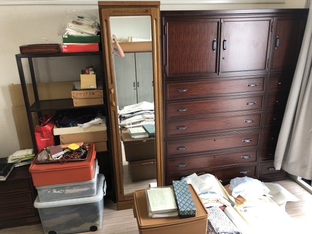 物を整理中の部屋