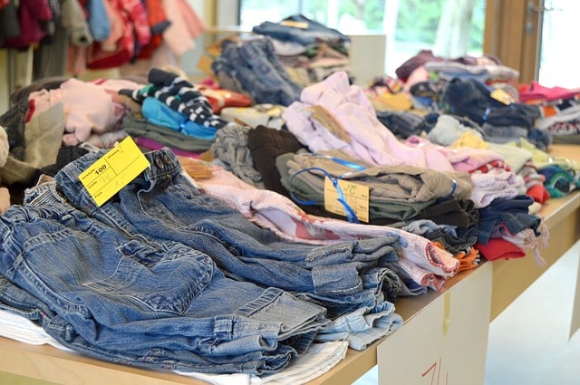 リユースショップで販売されている衣服類